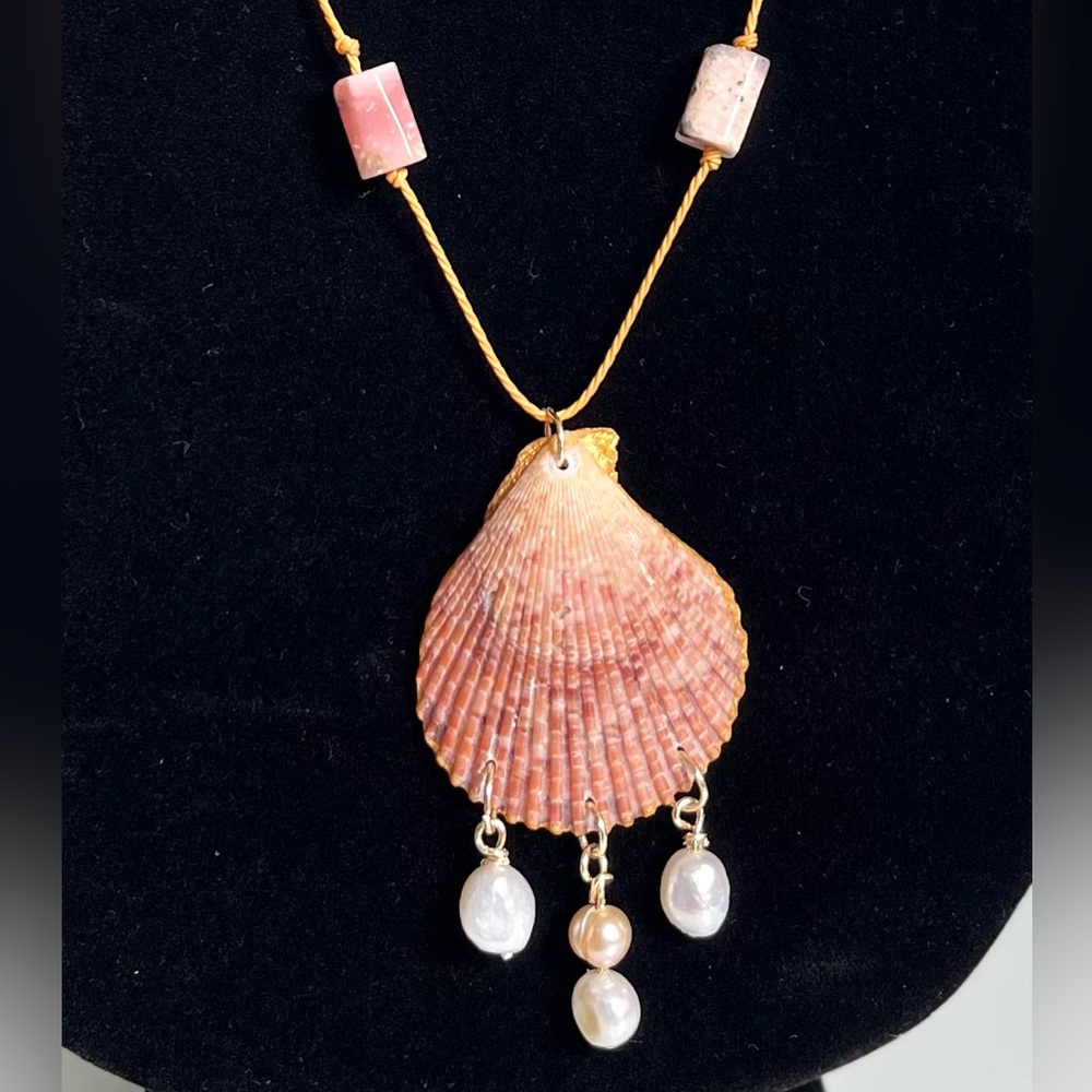 NEW Shell and freshwater pearl necklace